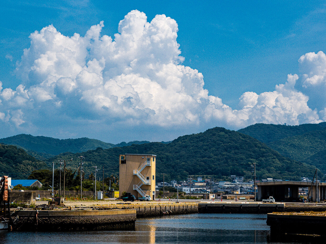 海辺の町と入道雲