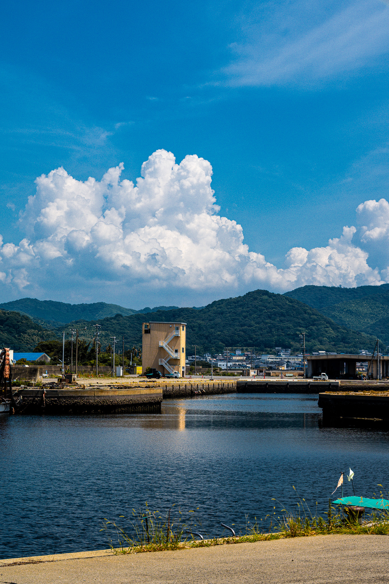 日本の夏の風景、海と消波ブロック